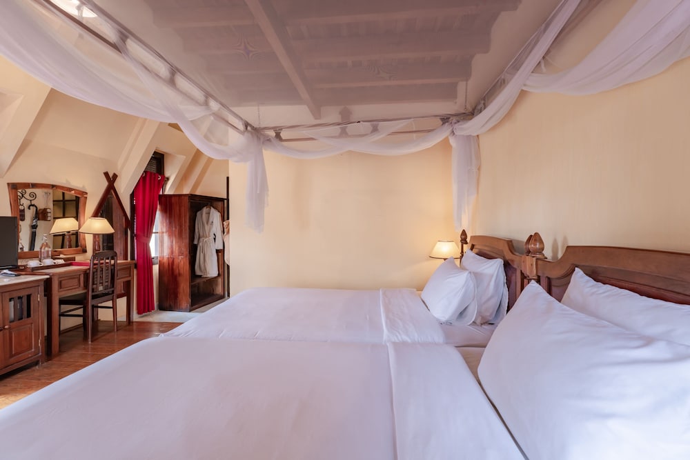 GRAND, DELUXE, TWIN BEDS, CITY VIEW