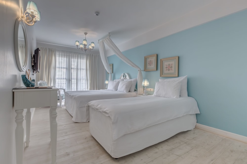 ERENDIRA HOTEL 30/75