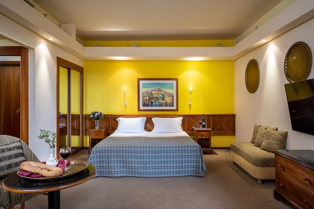 JUNIOR SUITE, QUEEN BED, SOFA