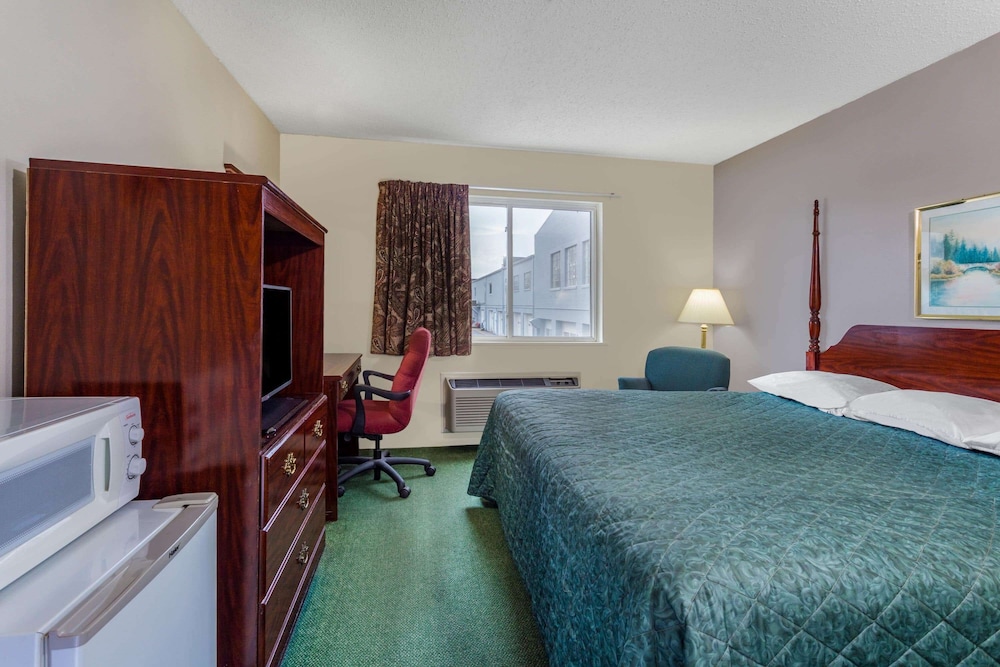 Super 8 by Wyndham Reedsburg 3/36