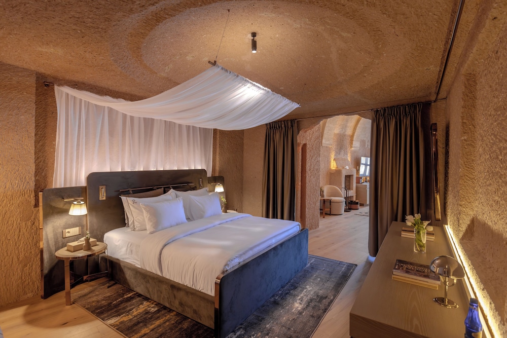 SUITE, MANSION