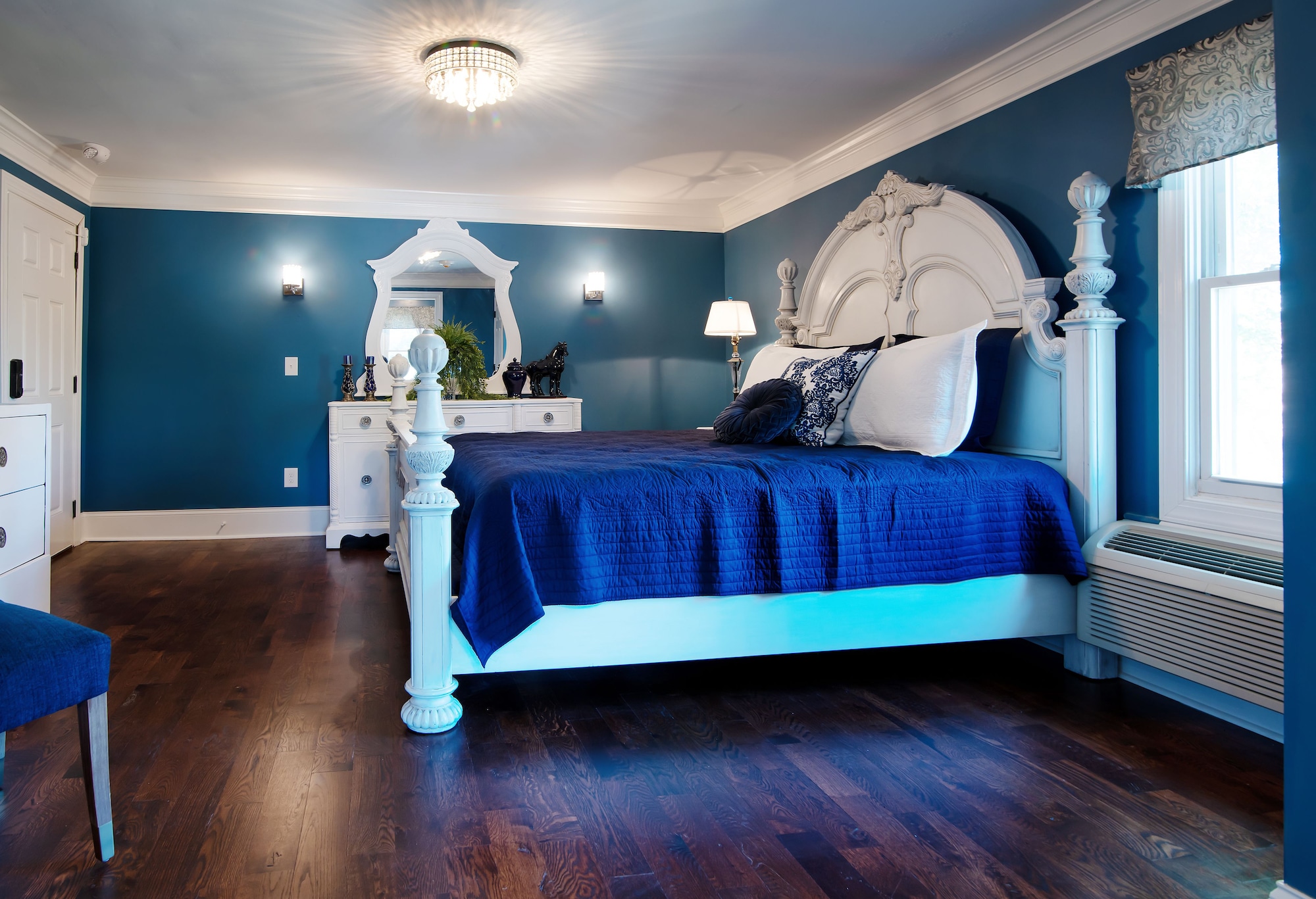 PARIS BLUE, RETREAT, HOUSE