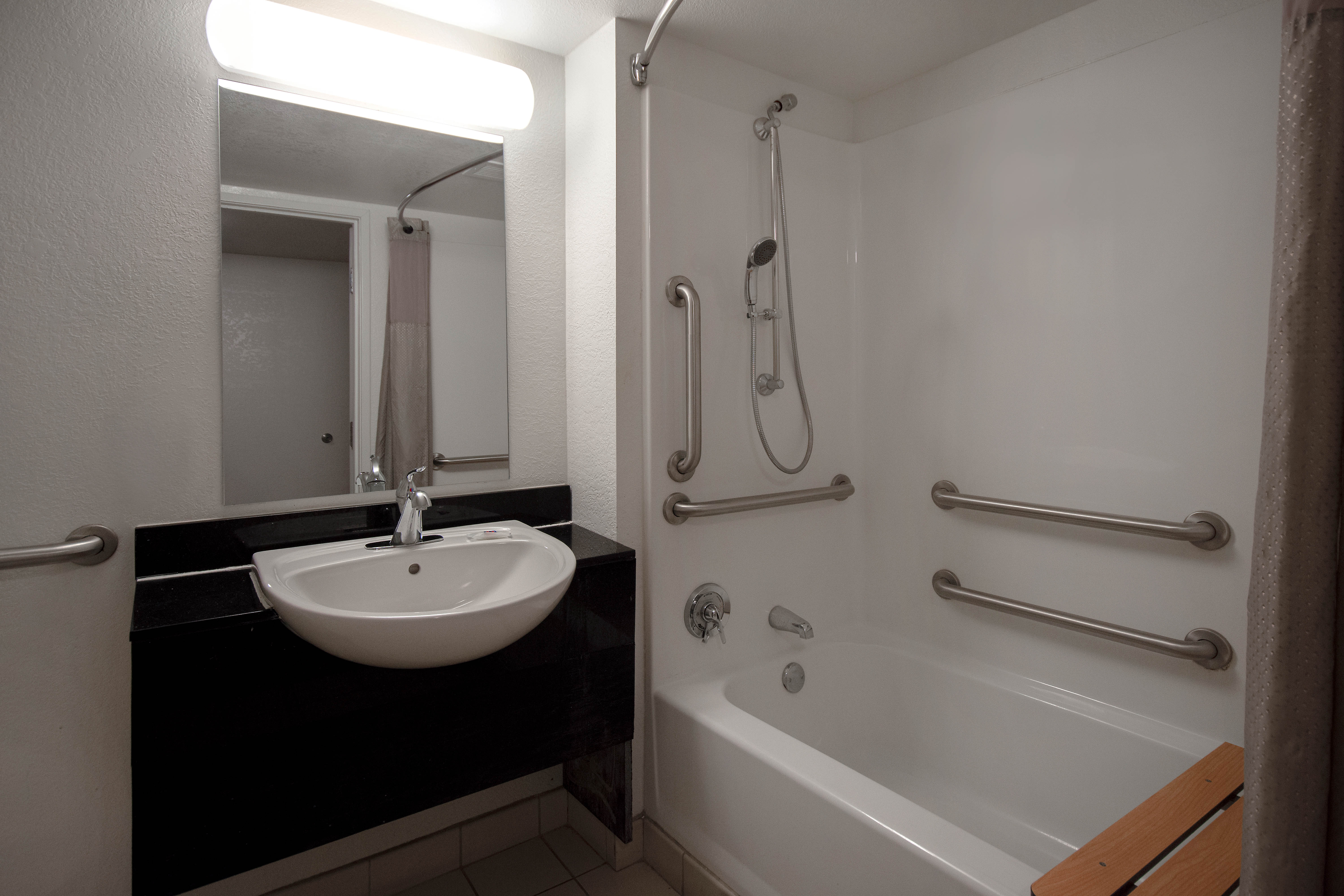 1 King Bed - Micfridge، Motel6 Merrillville, IN 4/4