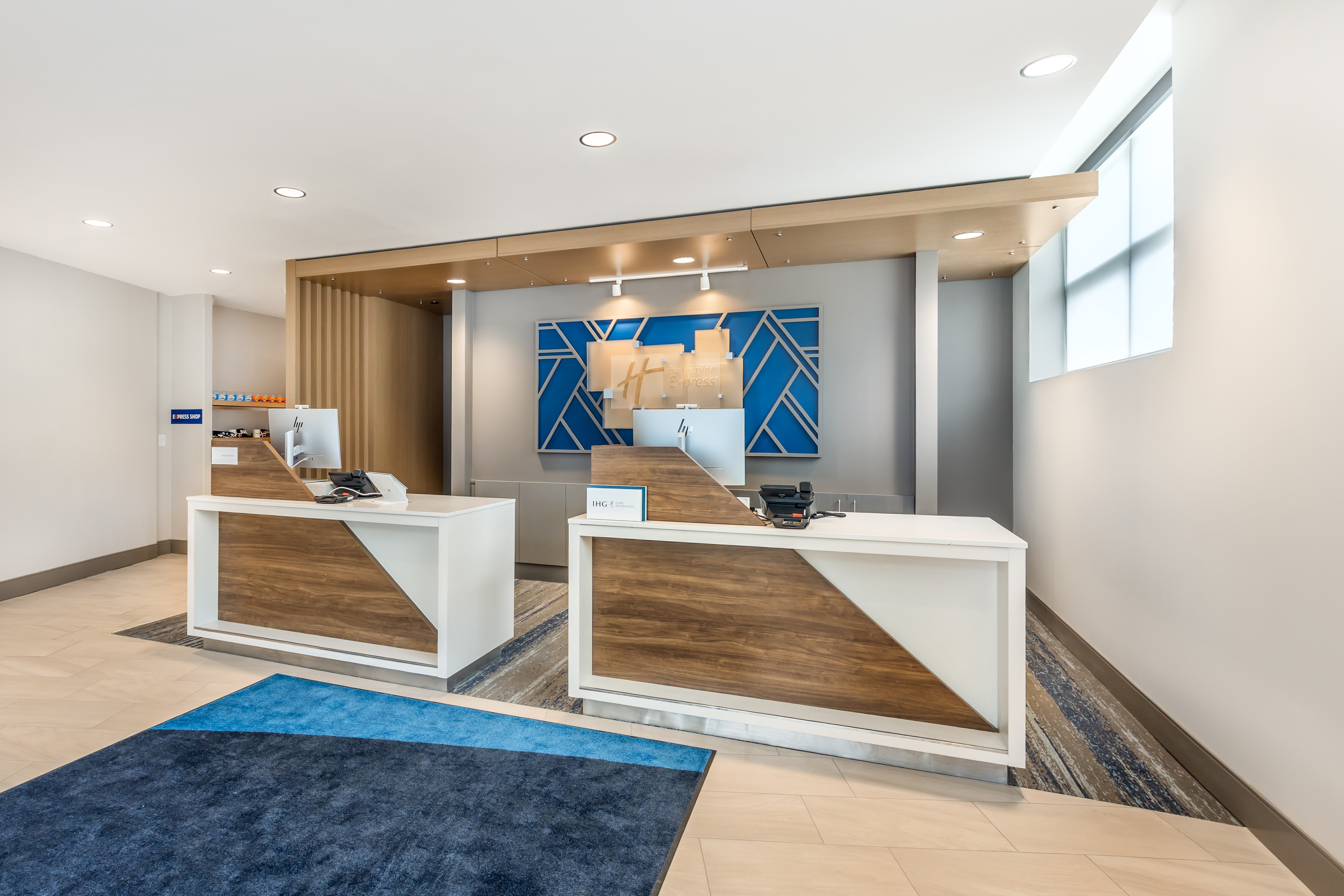 Holiday Inn Express & Suites Nashville West End - Univ Area, an IHG Hotel 5/42