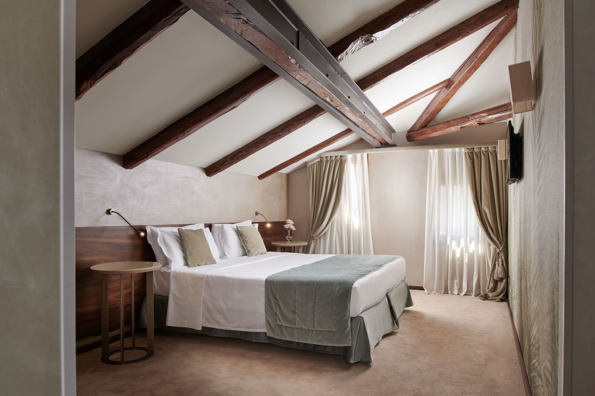 EXECUTIVE, SUITE