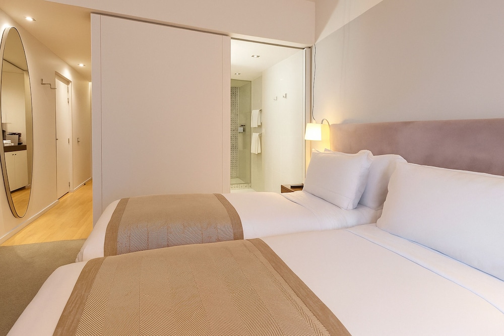 LUXURY, TWIN BEDS