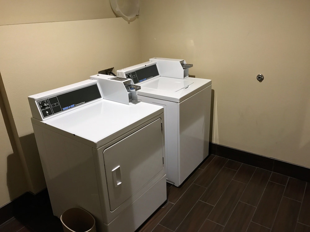 Comfort Suites Dodge City, KS 18/39