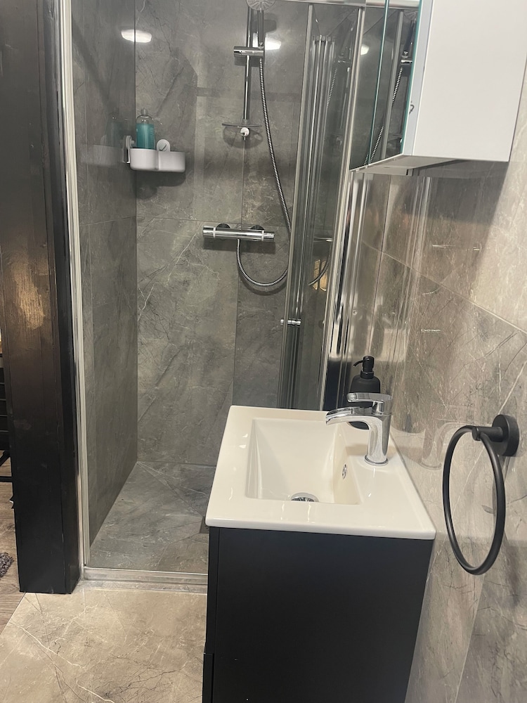Da Vinci Guest House Gatwick 54/56