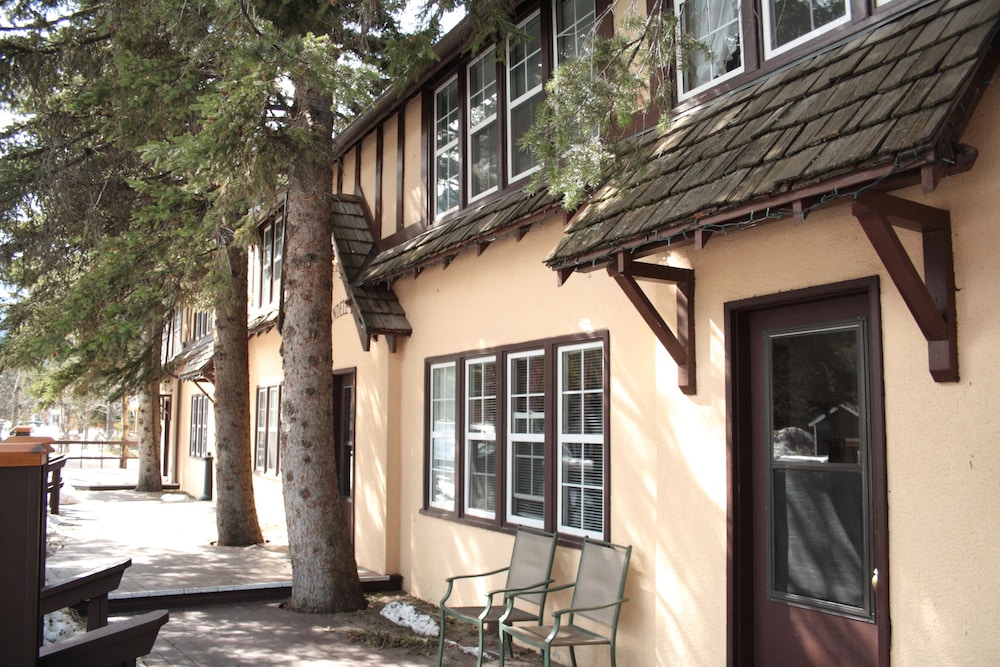 Crandell Mountain Lodge 4/66