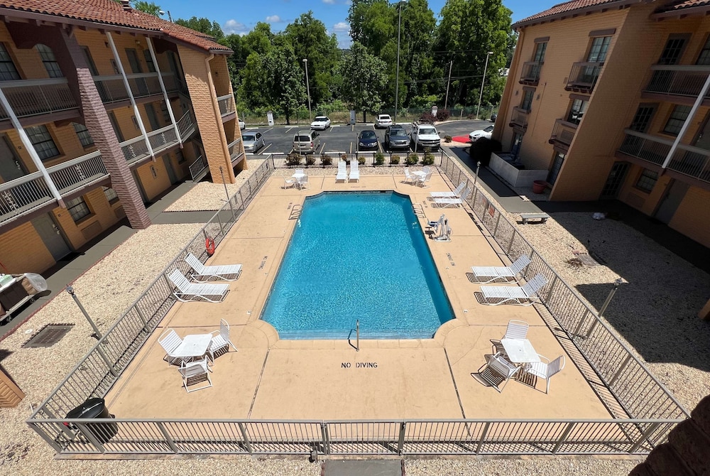 Days Inn By Wyndham Birmingham/West 7/32