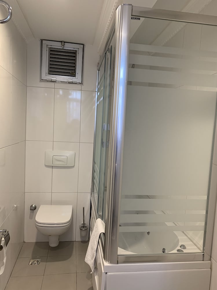 Ada Hotel 75/77