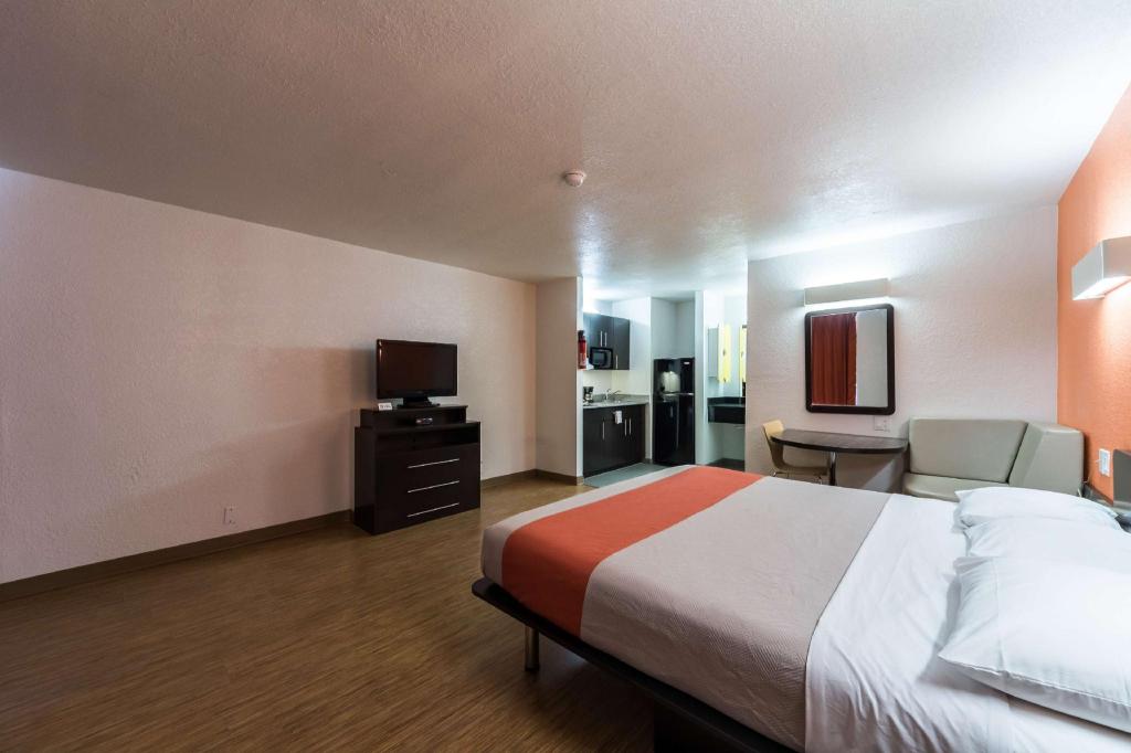 1 King Bed - Mobil Access Tub Nsmk Kitchen، Motel6 Uvalde, TX 2/9