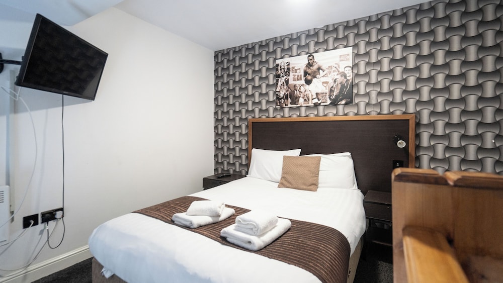 IBI Imperial Salford (ex Trivelles Hotel Manchester - Cross Lane) 18/62