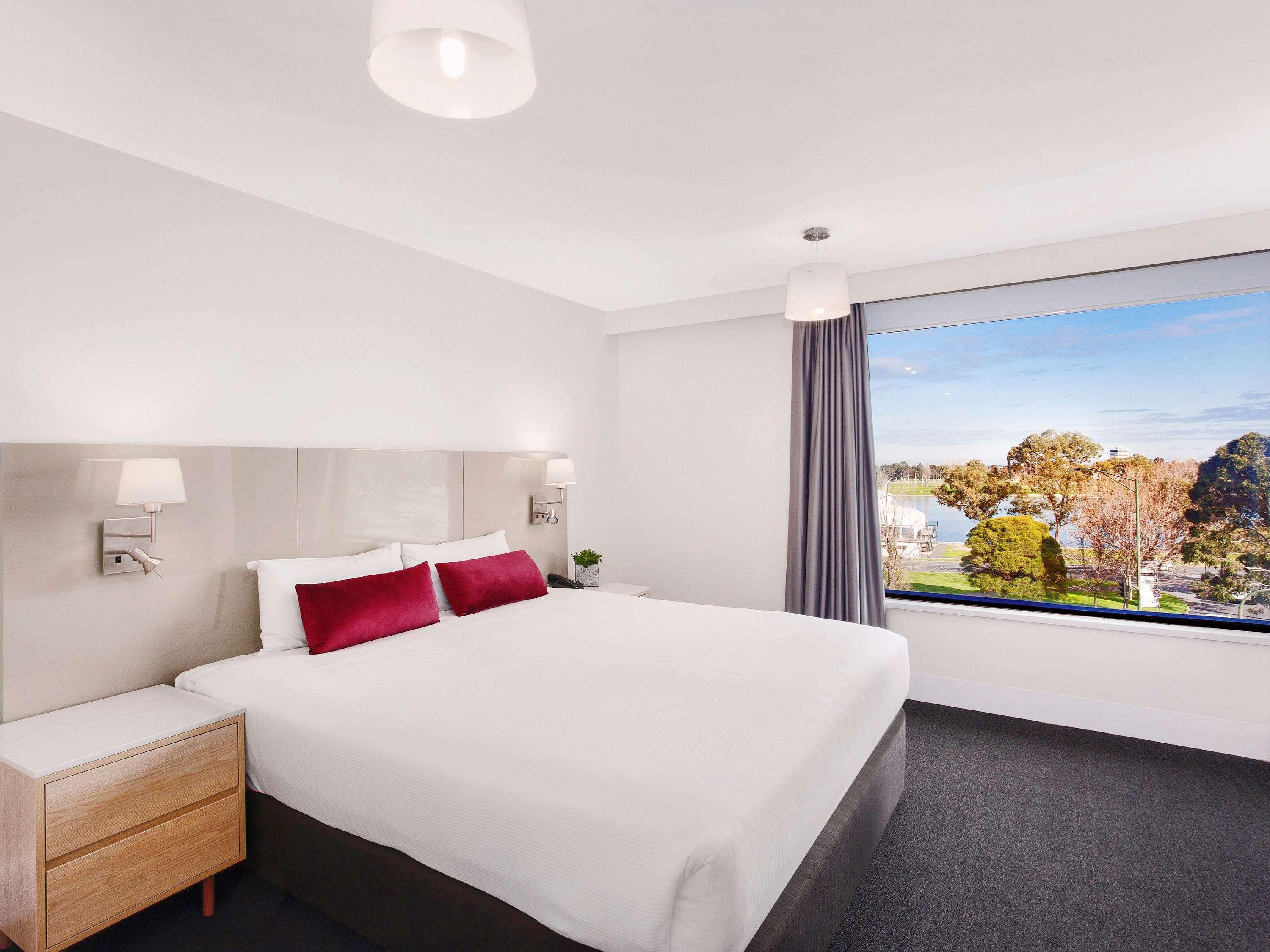 1 BEDROOM, SUPERIOR, SUITE, KING BED, LAKE VIEW