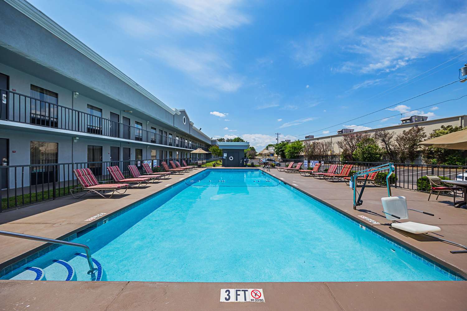 Quality Inn & Suites Greenville - Haywood Mall 26/28