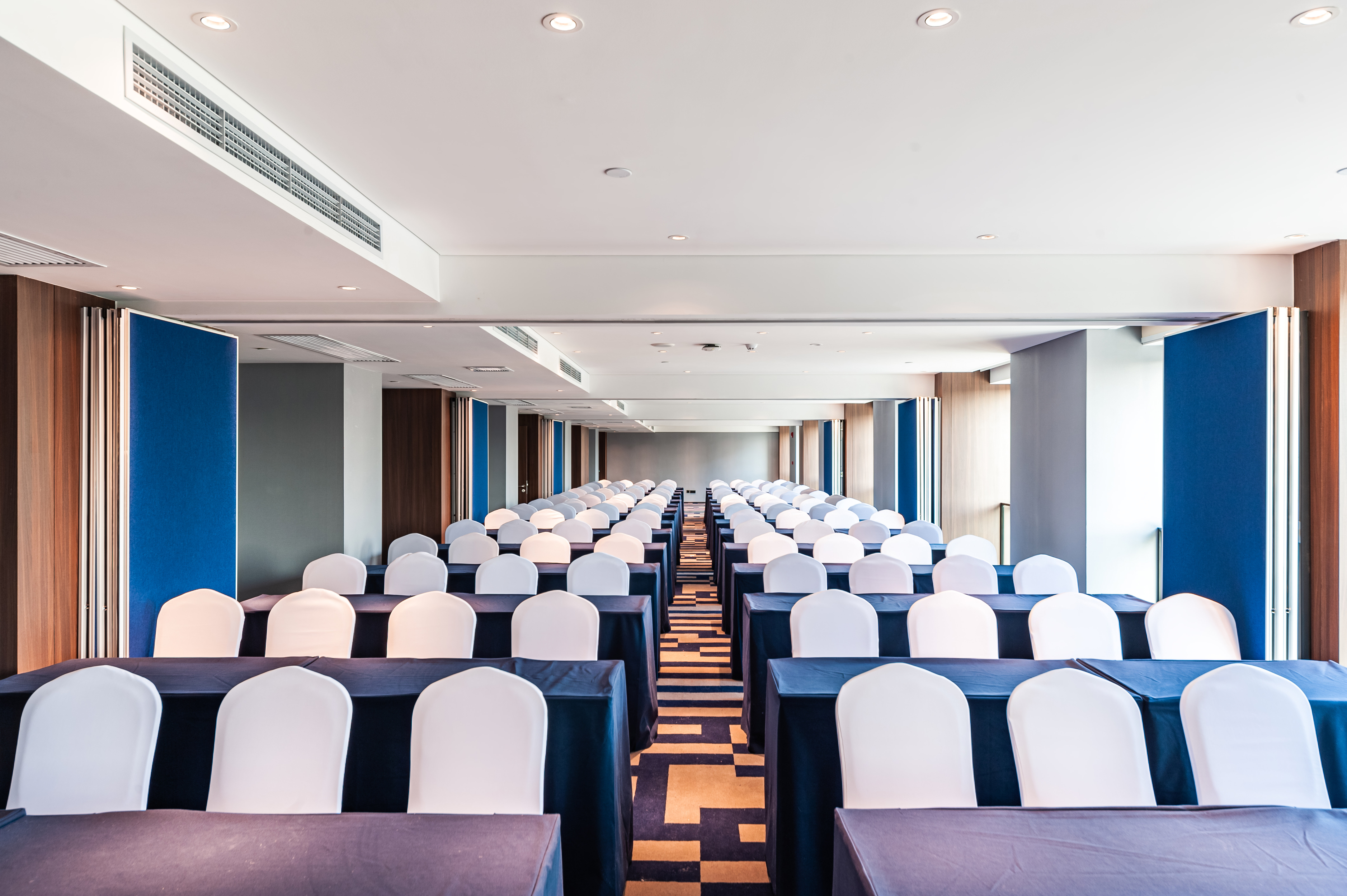 Holiday Inn Express Shanghai Baoyang 36/40