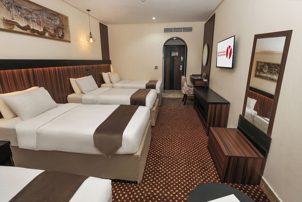 ROOM, QUADRUPLE