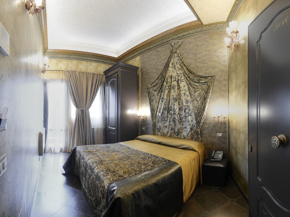 ROOM, DOUBLE BED, SMALL