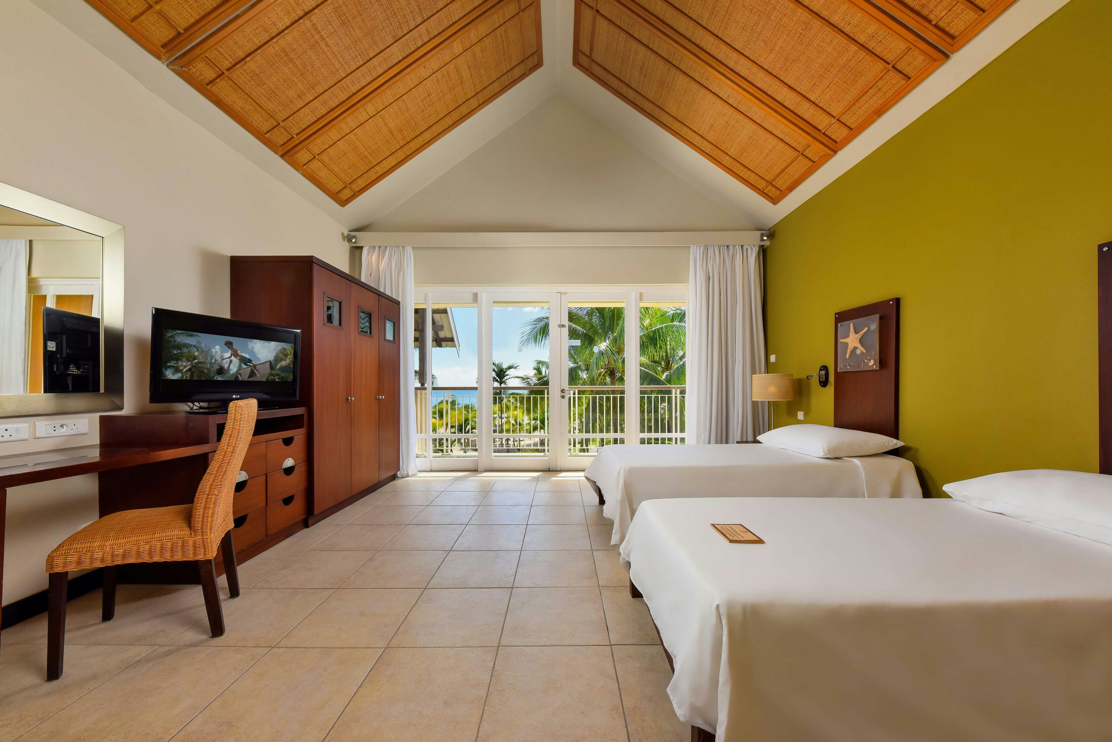 Victoria Beachcomber Resort and Spa 15/54