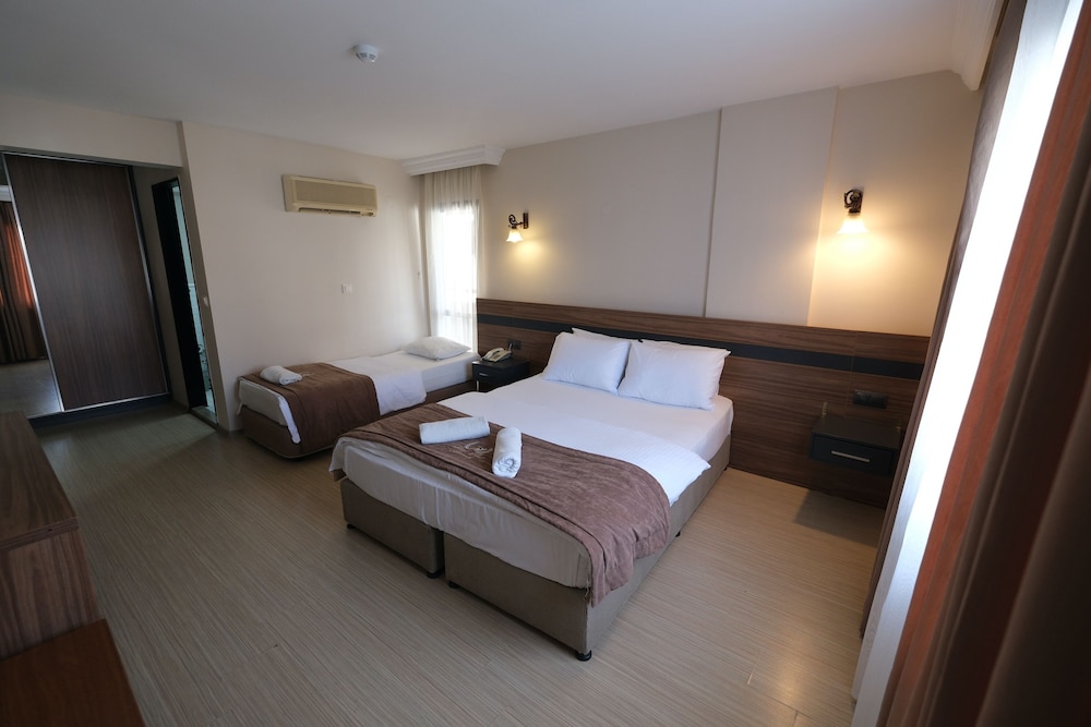 Üstün Otel Alsancak 17/48