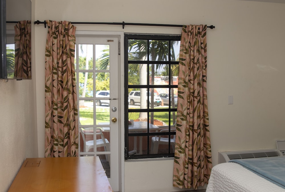 Orange Hill Beach Inn 33/60