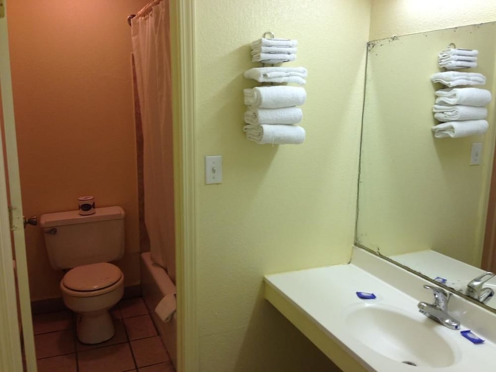 Super 7 Inn Siloam Springs 12/52