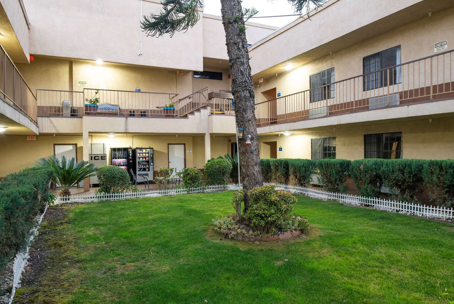 Days Inn & Suites By Wyndham Artesia 31/37