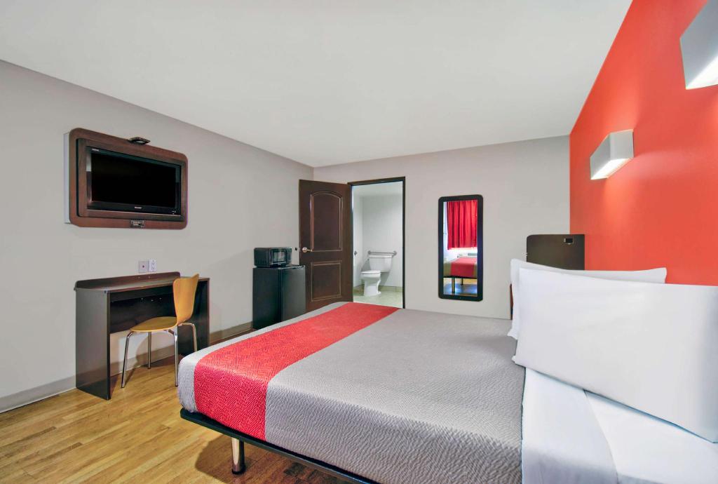 1 Queen Bed - ADA/RI Shower/Non-Smoking