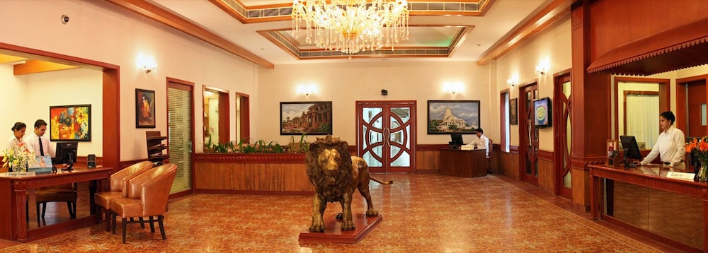 Leo Biz at Leonia photo 5