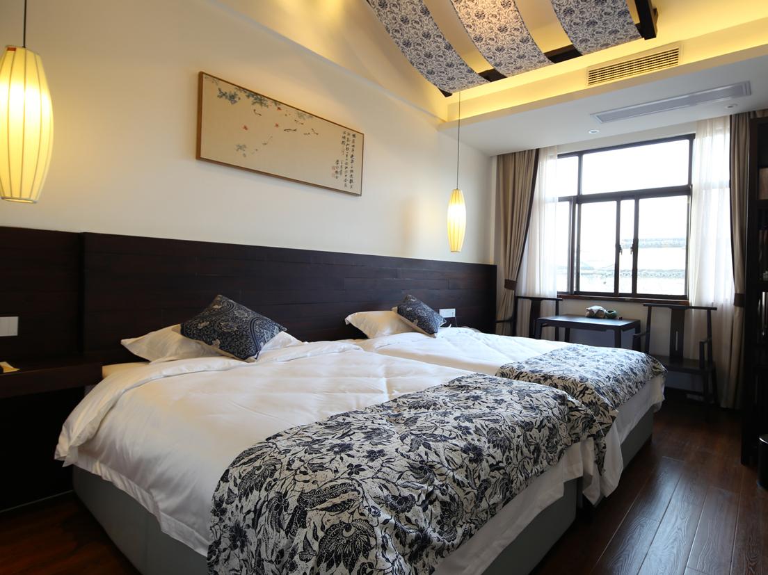 Delight, Twin Beds