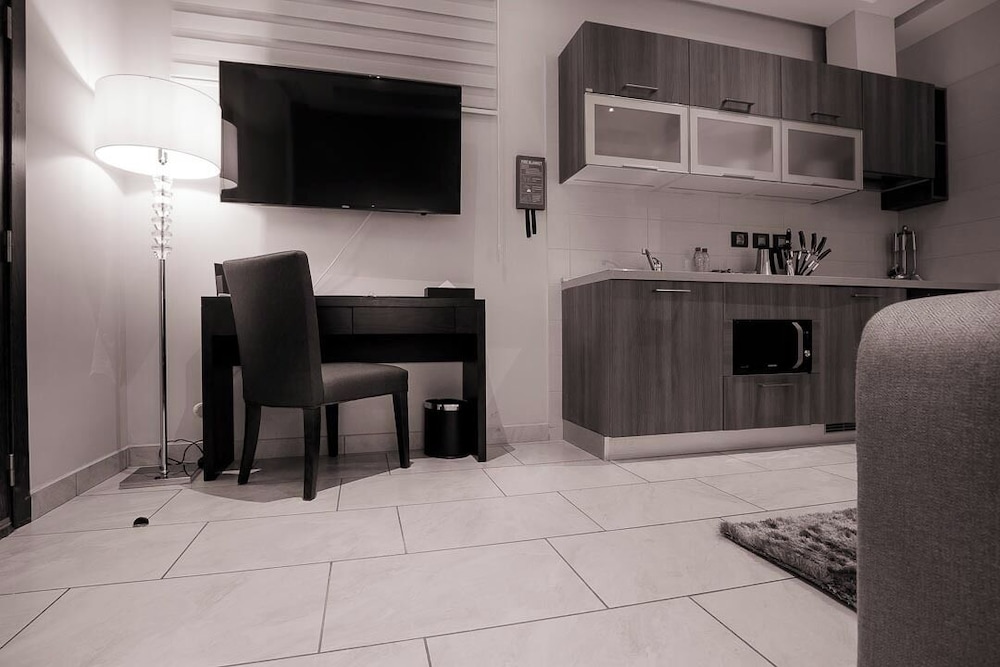 Oak Plaza Suites 62/66