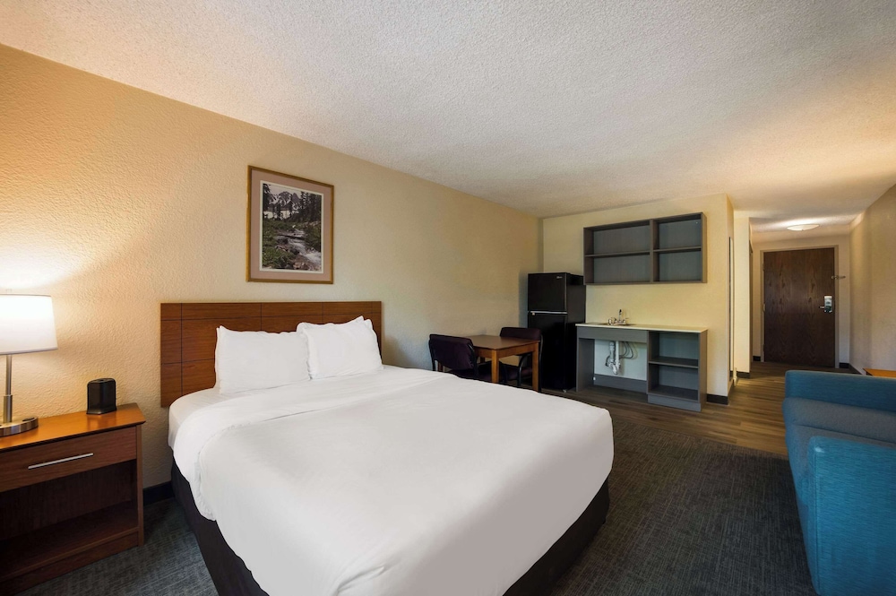 جناح بسرير كوين مع أريكة، Suburban Studios Canon City, CO 3/6