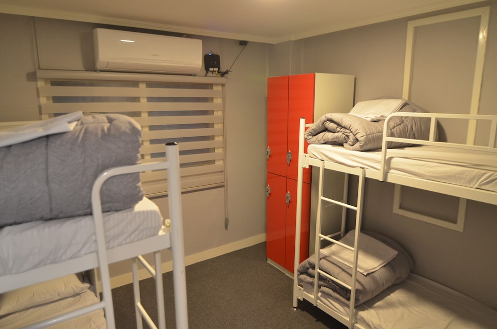 ROOM, QUADRUPLE