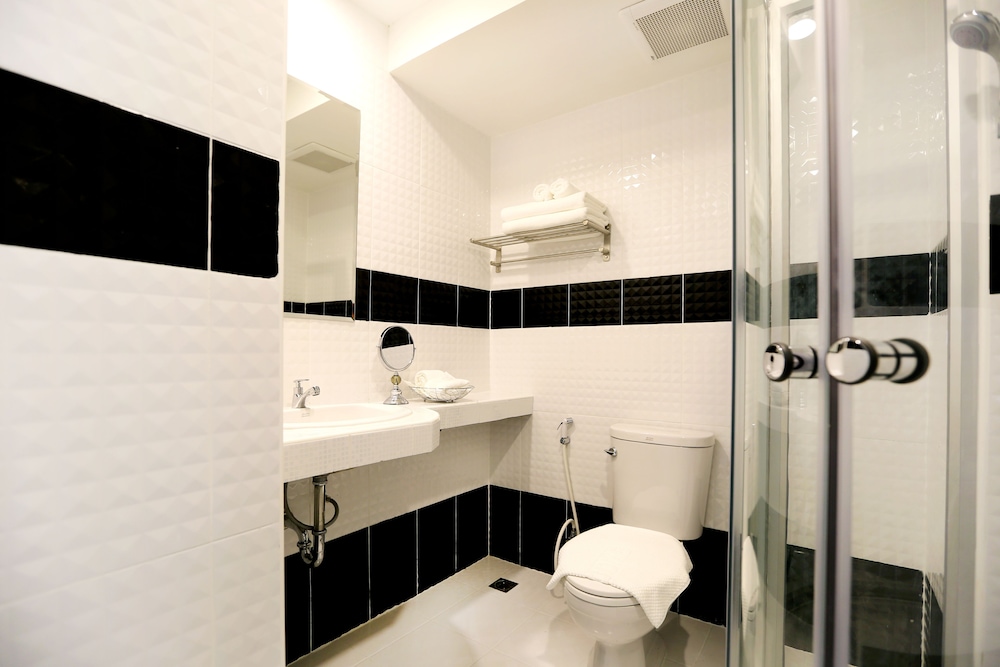 RoomQuest Suvarnabhumi Airport Rom Klao 50/55