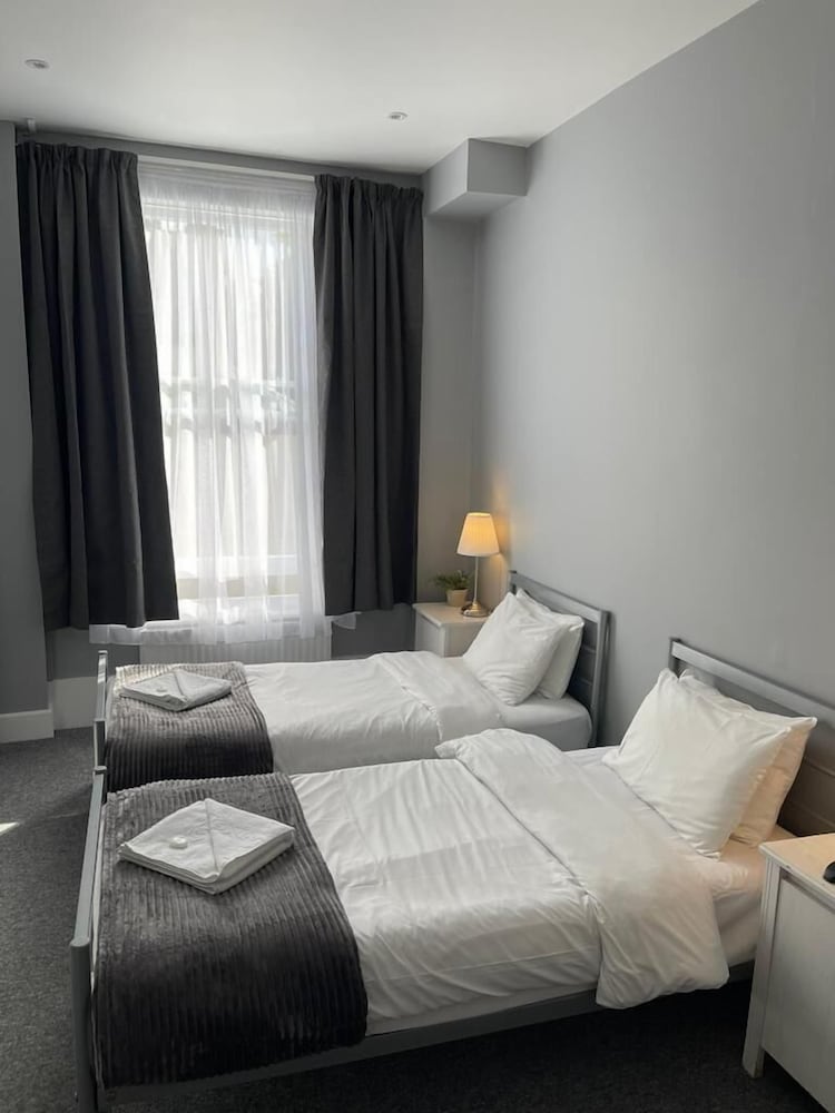 BASIC, TWIN BEDS, SHARED BATHROOM