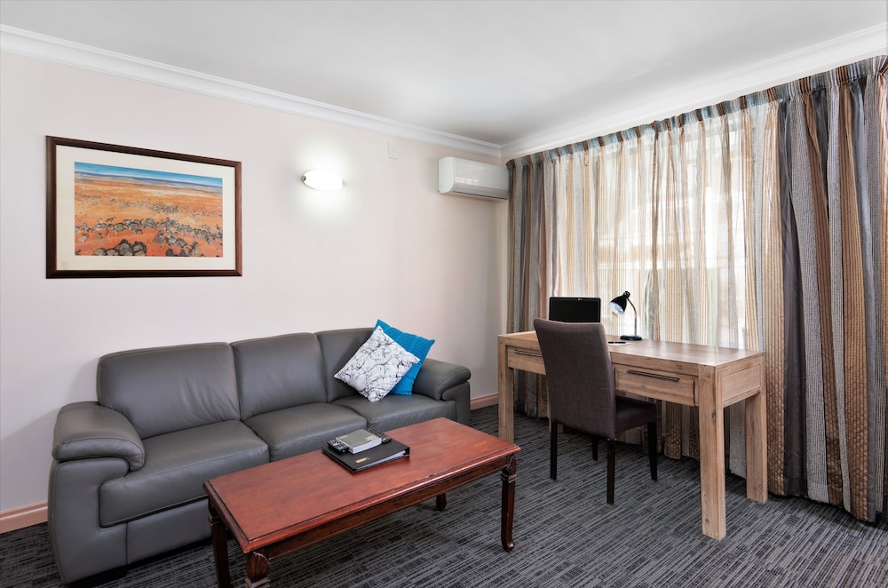 Quest Yelverton Kalgoorlie 27/35