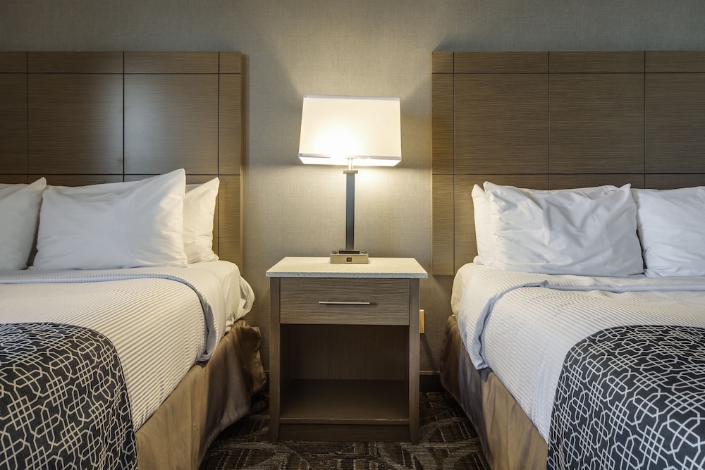 Monte Carlo Inn Airport Suites 30/68