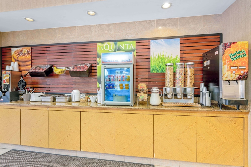 La Quinta Inn & Suites by Wyndham Salt Lake City Airport 10/48