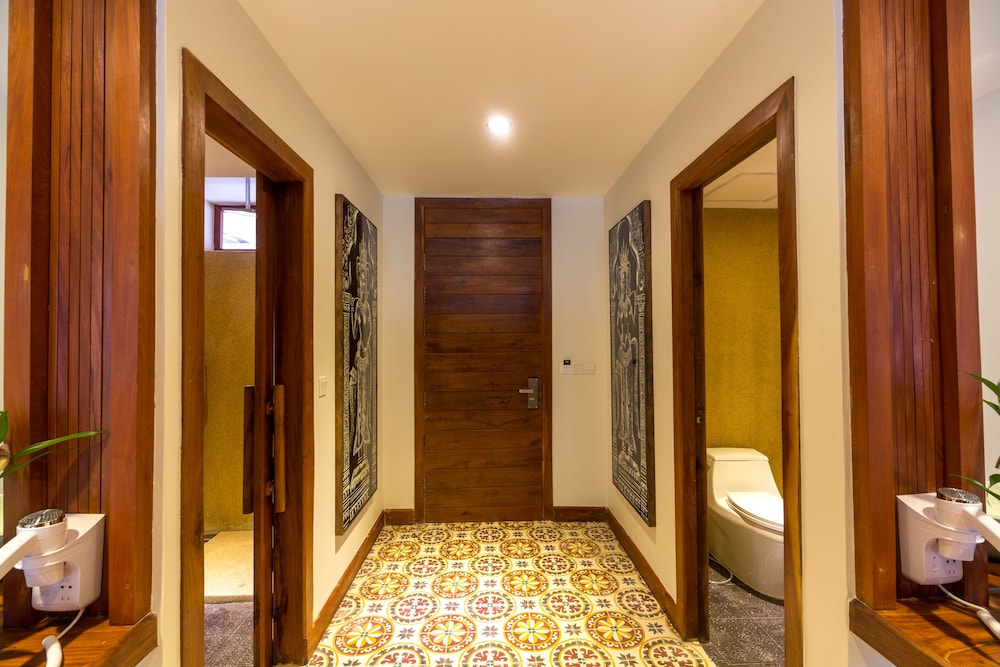 Deluxe, Suite, King Bed, City View, Balcony, Golden Temple Boutique 4/4