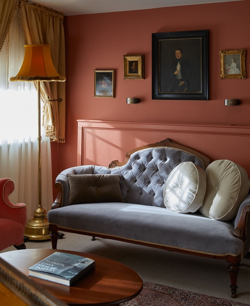 Henry's Townhouse 35/53