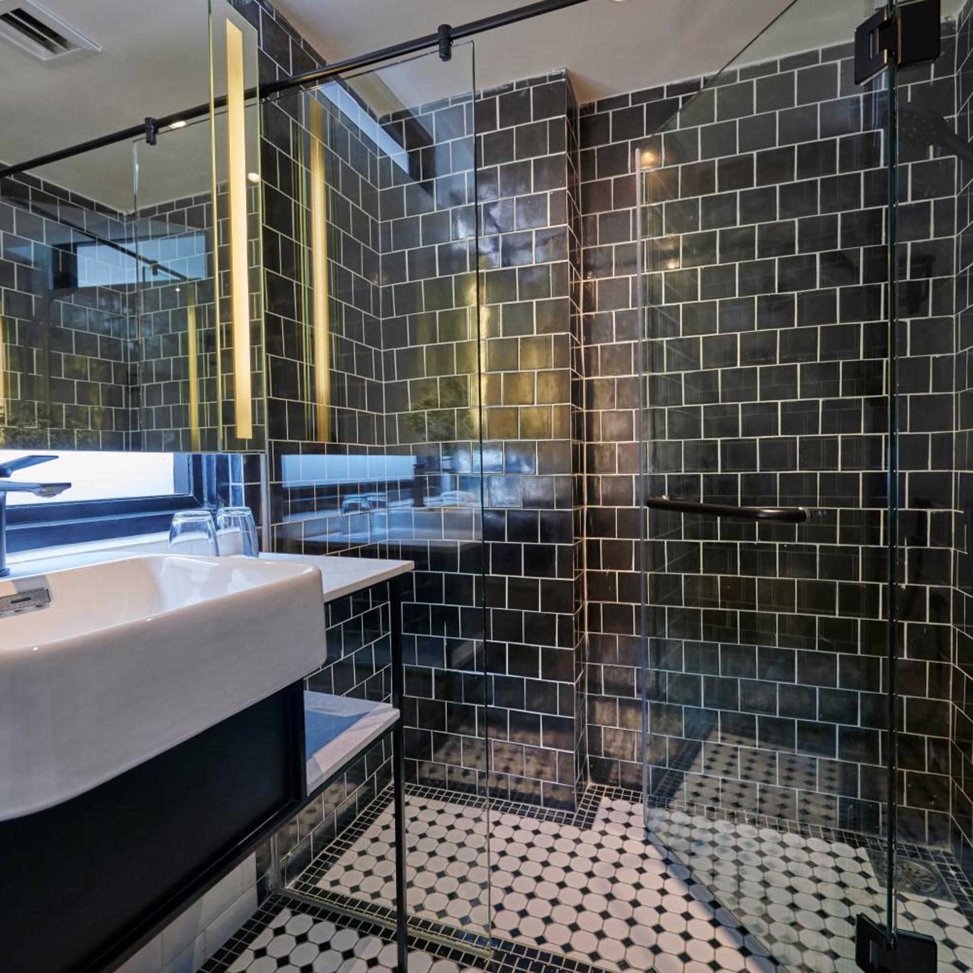 J-Hotel By Dorsett 30/36