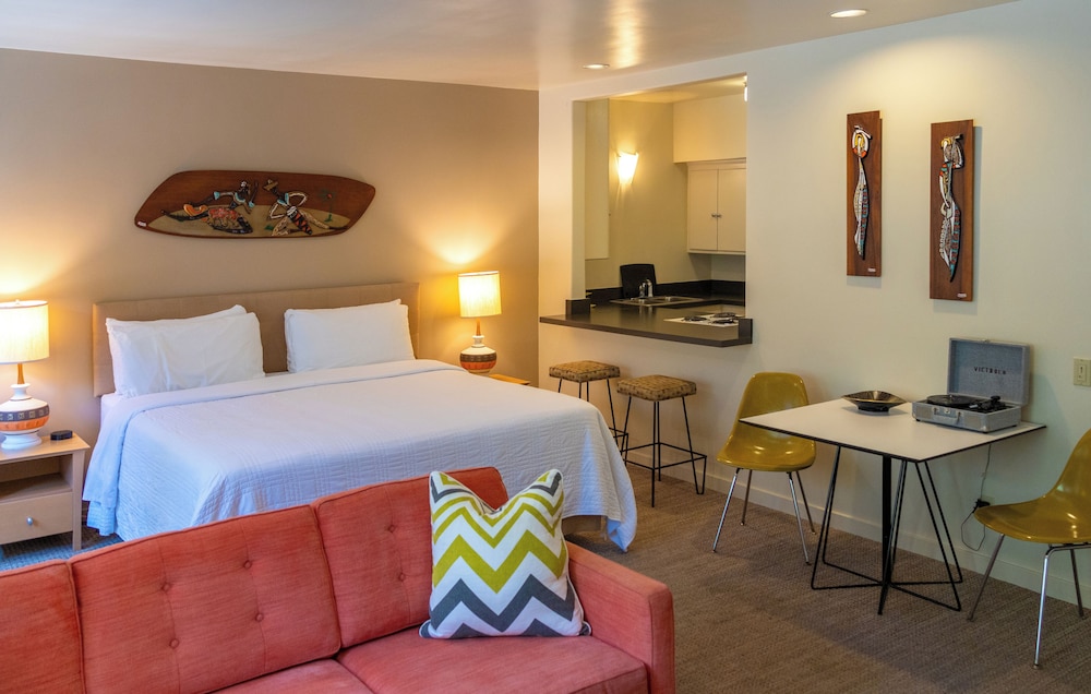 Luxury, Suite, King Bed, Pool Side