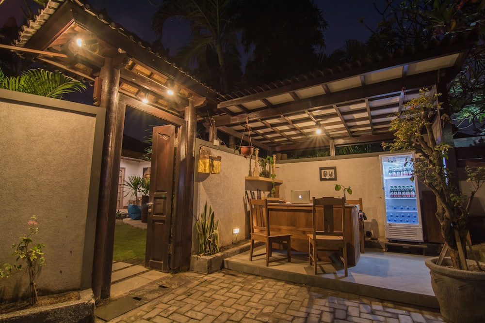 Bale Seminyak 1/16