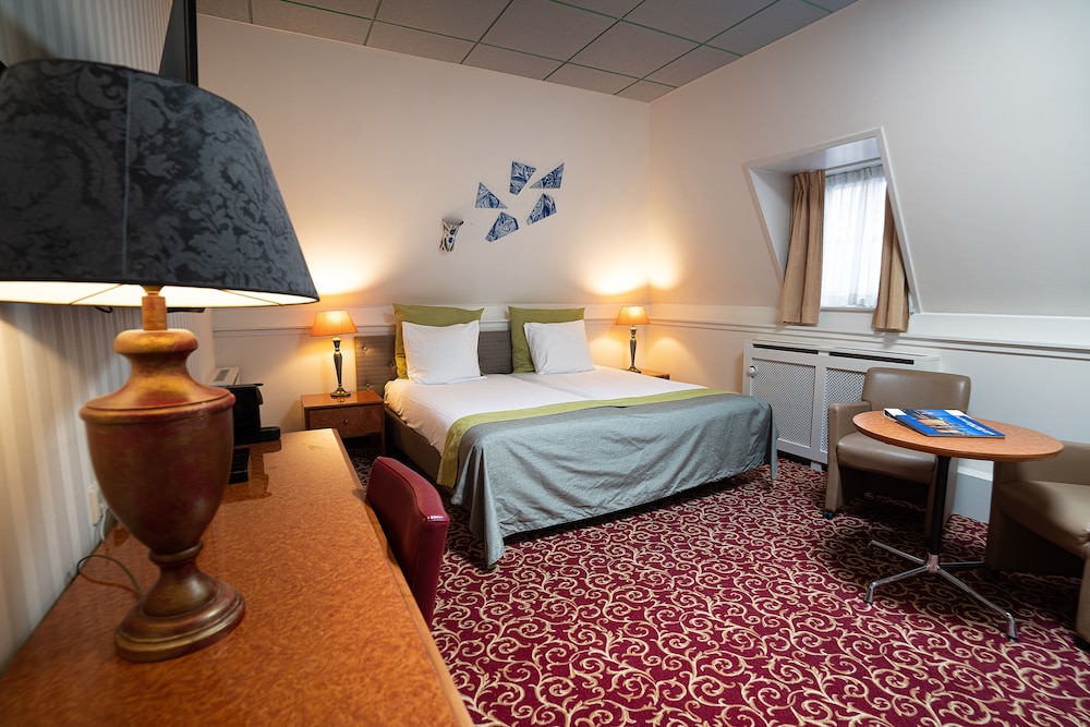 Standard, Convertible Double Bed