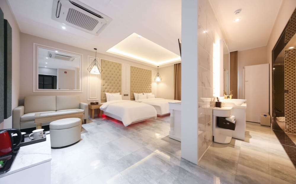 ELYSIA HOTEL 17/25