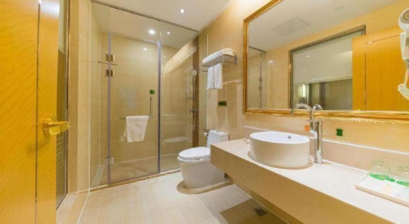 Vienna Hotel (Shenzhen Pingdi Huancheng South Road) 48/49