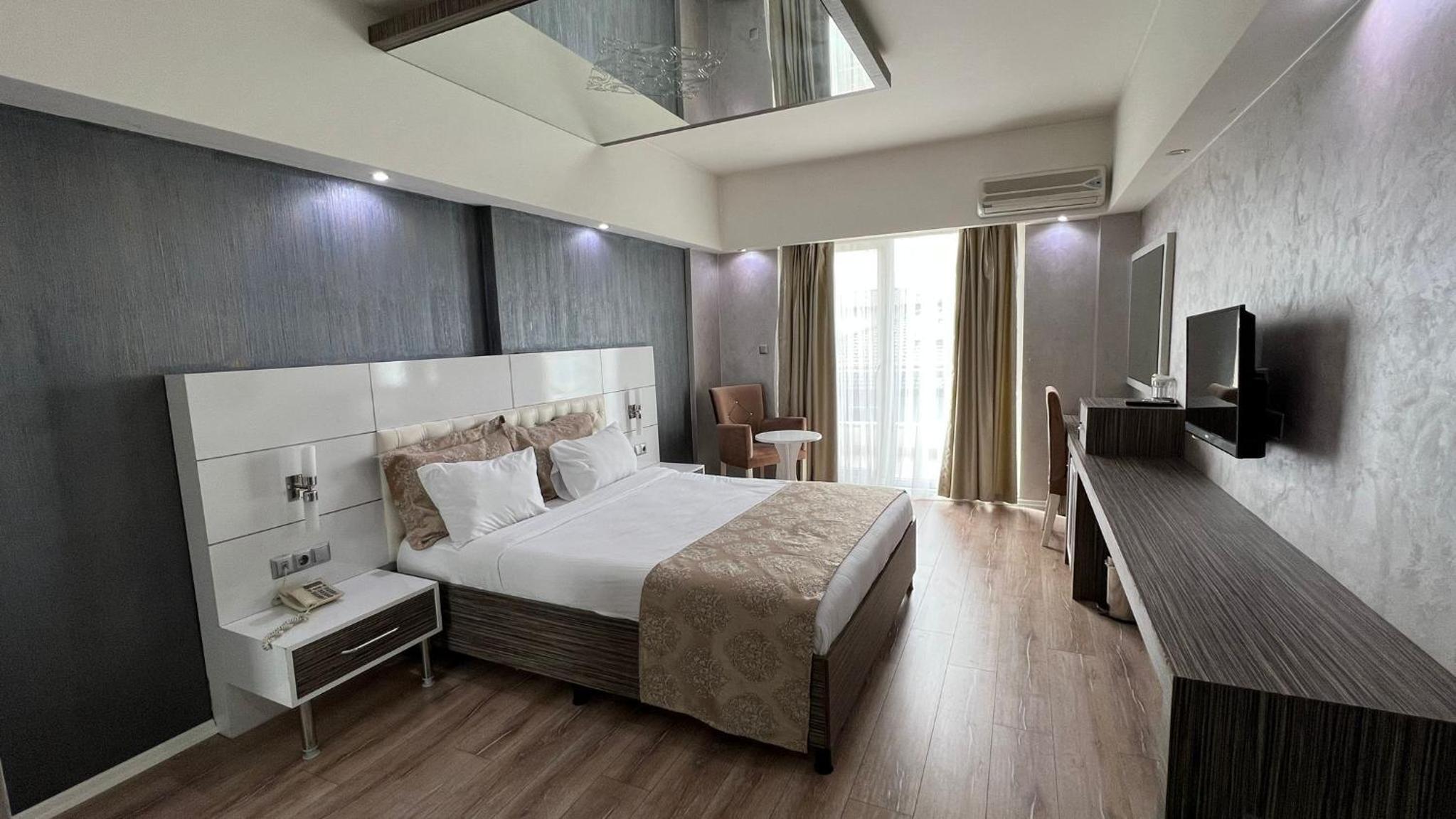 جناح سوبيريور، MOX Hotel 5/10