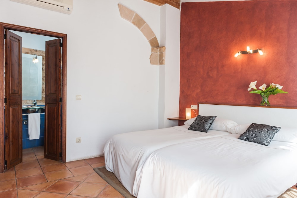 Petit Hotel Can Simo 3/35