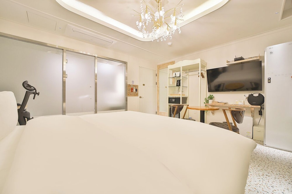 Hotel February Dongdaegu 13/49