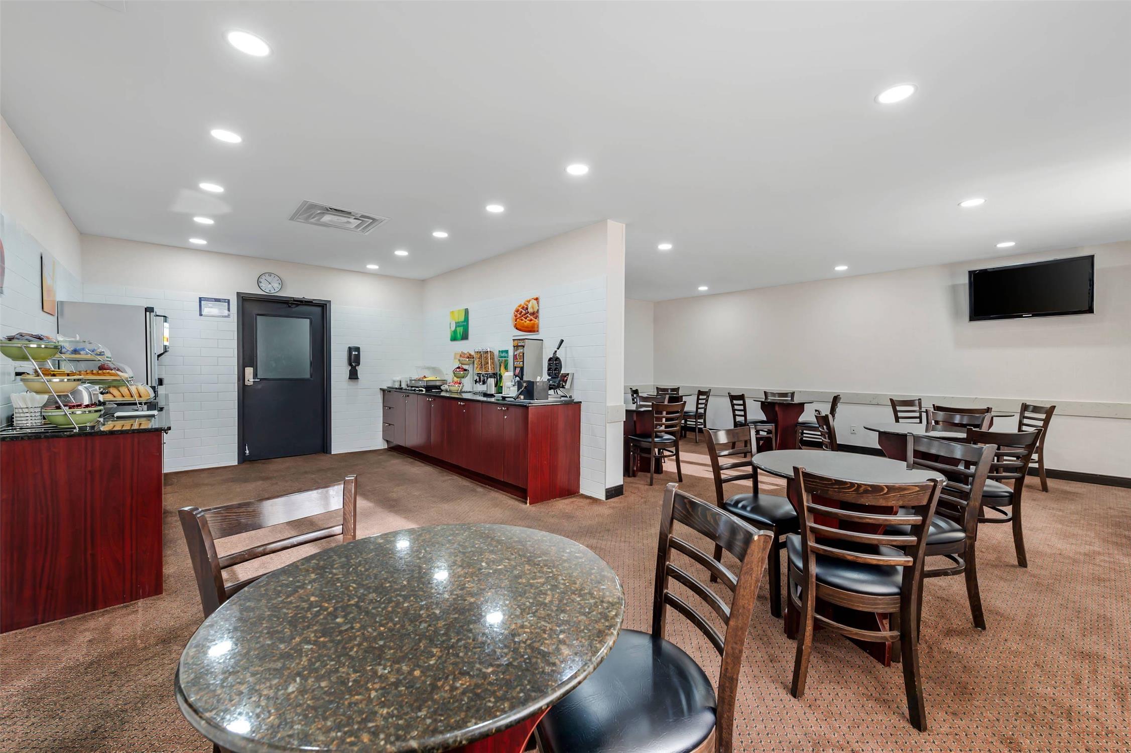 Quality Inn Orleans, ON 42/53
